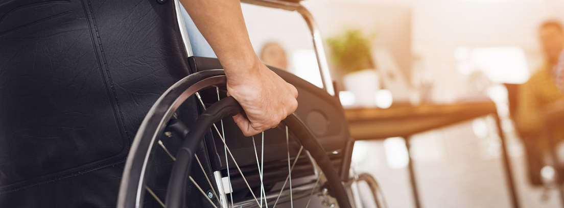 persona en silla de ruedas con pensión por incapacidad permanente