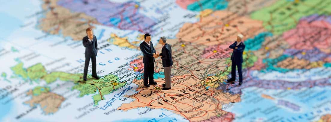 Gente de negocios en miniatura sobre un mapa de Europa