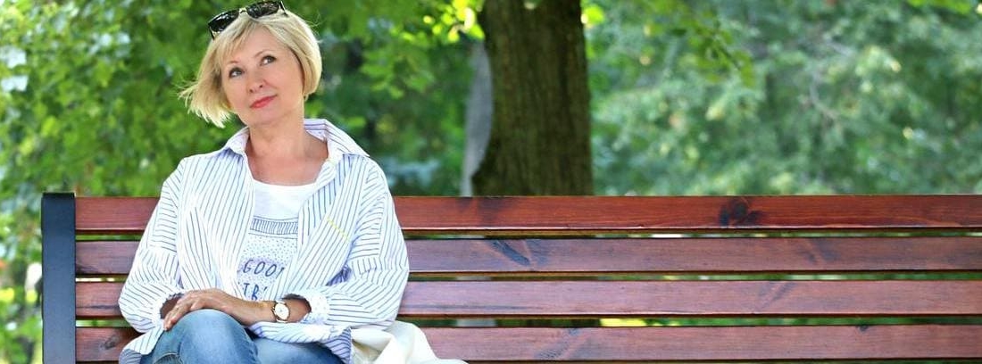 mujer sentada en un banco con edad para jubilarme de forma anticipada