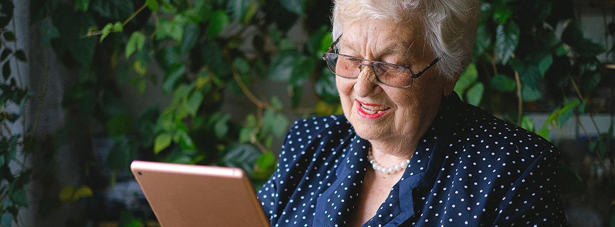 Mujer de avanzada edad maneja una tableta