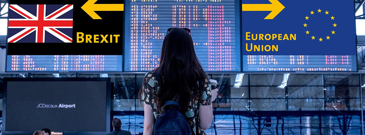 Mujer de espaldas en un aeropuerto mirando unos carteles que indican “Brexit” y “European Union”
