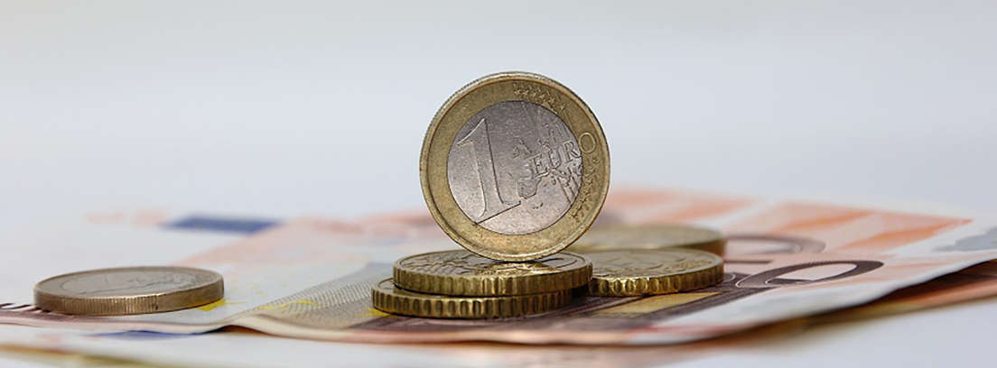 Monedas de euro sobre un billete