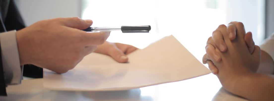 Papel, bolígrafo y posible firma de contrato