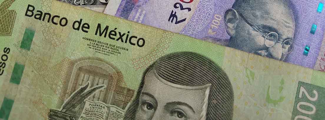 Billetes de dólar norteamericano, rupia india y peso mexicano