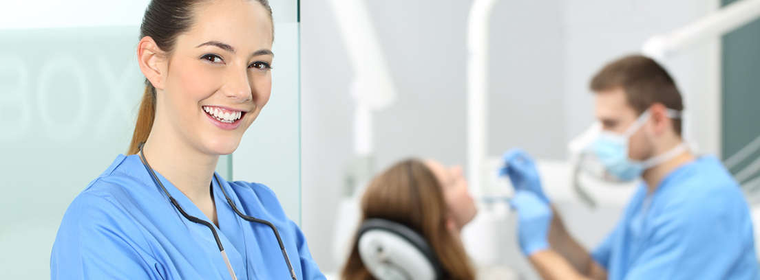 Mujer con bata blanca en una sala de dentista