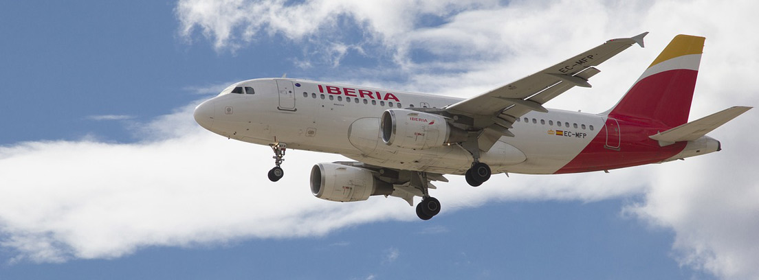 Avión de Iberia sobrevolando el cielo