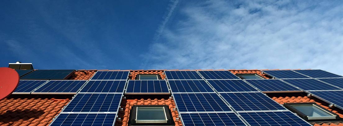 Tejado de casa con paneles solares para mejor eficiencia energética