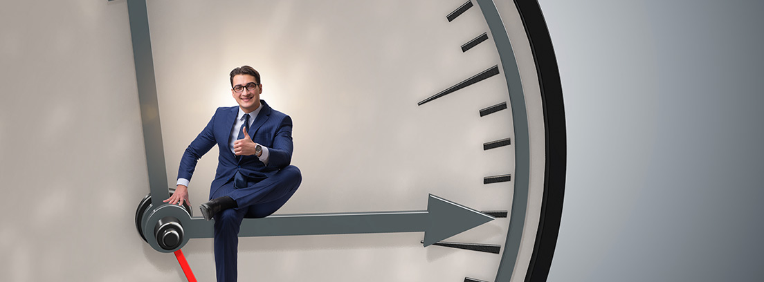 Hombre con traje sentado en un reloj gigante
