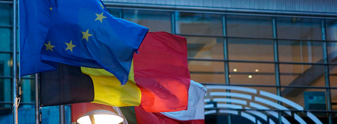Bandera de la UE junto a otras europeas ondeando