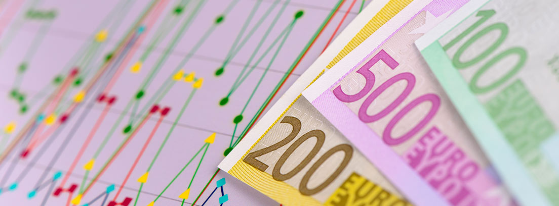 Billetes de Euro sobre unos gráficos