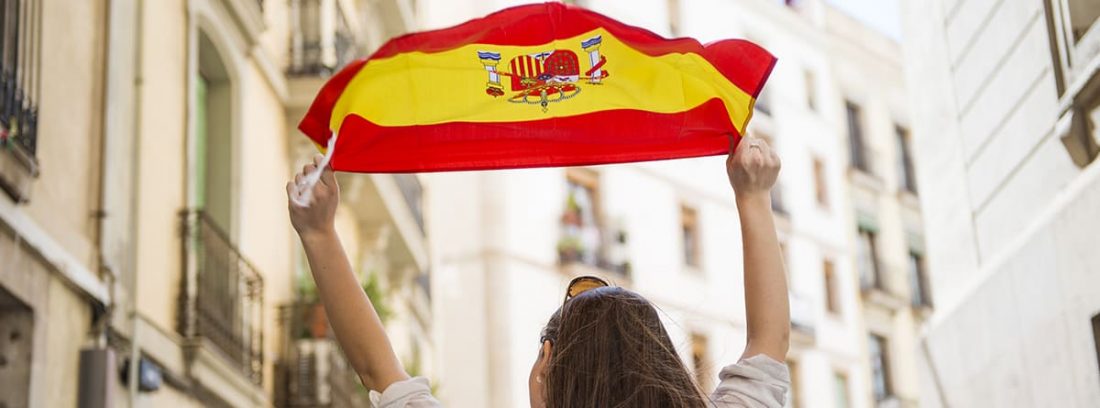 Mujer levantando una bandera de España