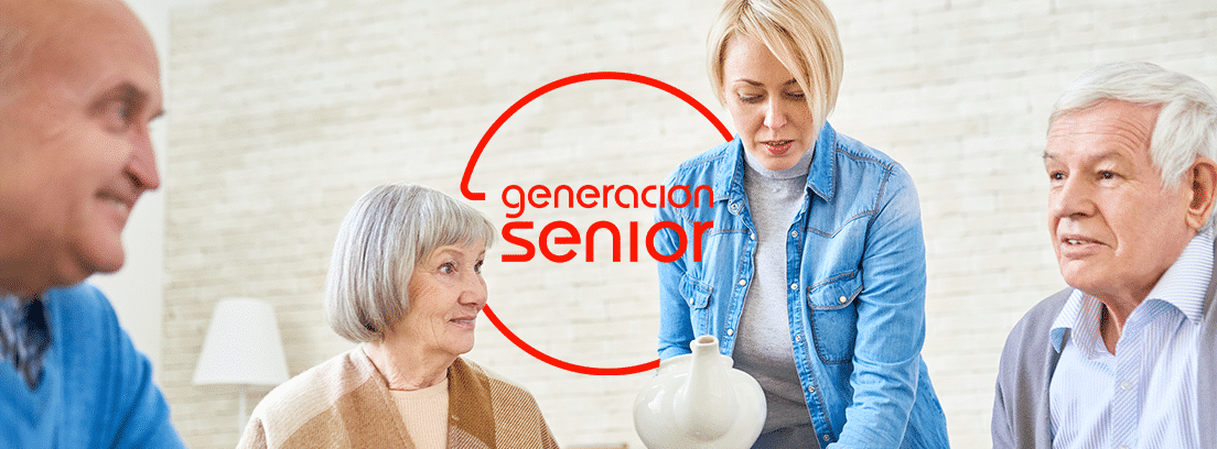 Compartir piso estando jubilado: mujer mayor y mujer joven compartiendo piso