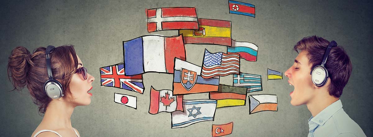Banderas de varios países entre dos personas con auriculares