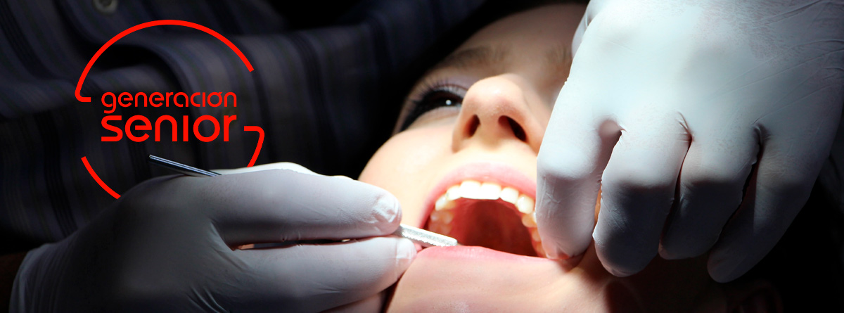 Mujer sometiéndose a un tratamiento para un implante dental