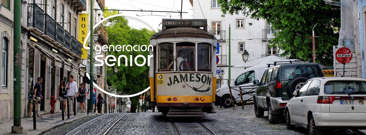 Tranvía en una calle de Lisboa, Portugal