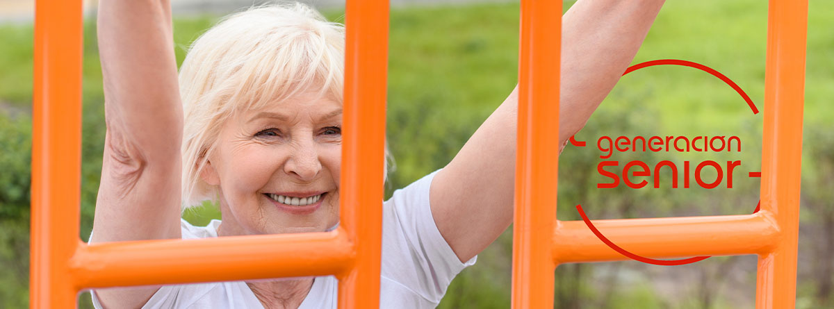 Mujer mayor haciendo ejercicio en unas barras al aire libre