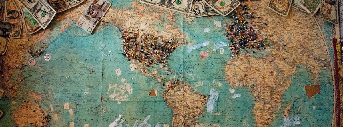 Mapa del mundo con billetes