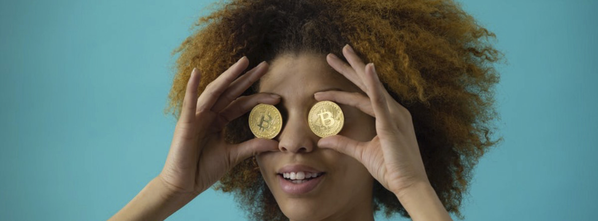 Mujer sosteniendo dos monedas sobre los ojos