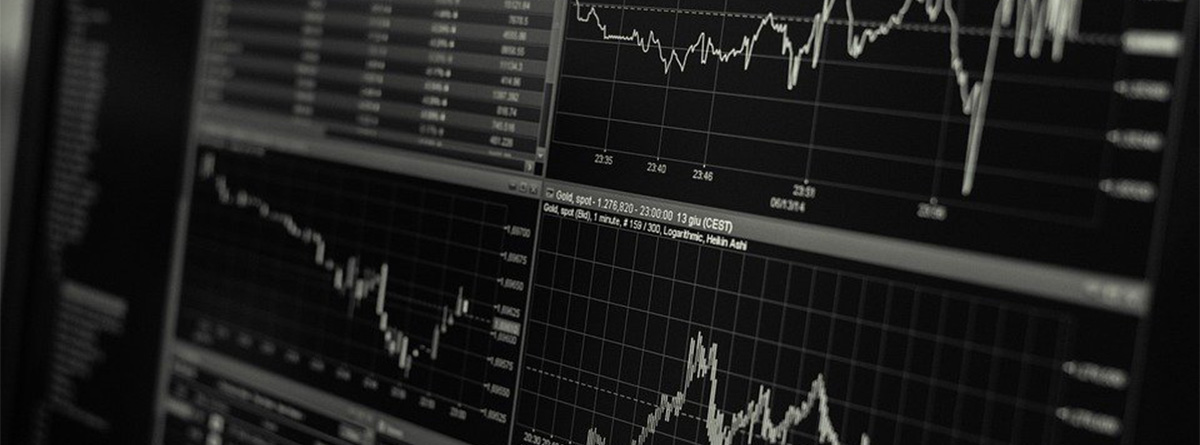 Monitor con gráficos de instrumentos financieros como el EURUSD o el oro, que representan el trading y la inversión en derivados.